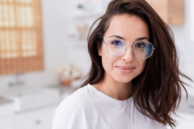 mulher bonita usando oculos de cabelo solto - rinoplastia e uso de óculos