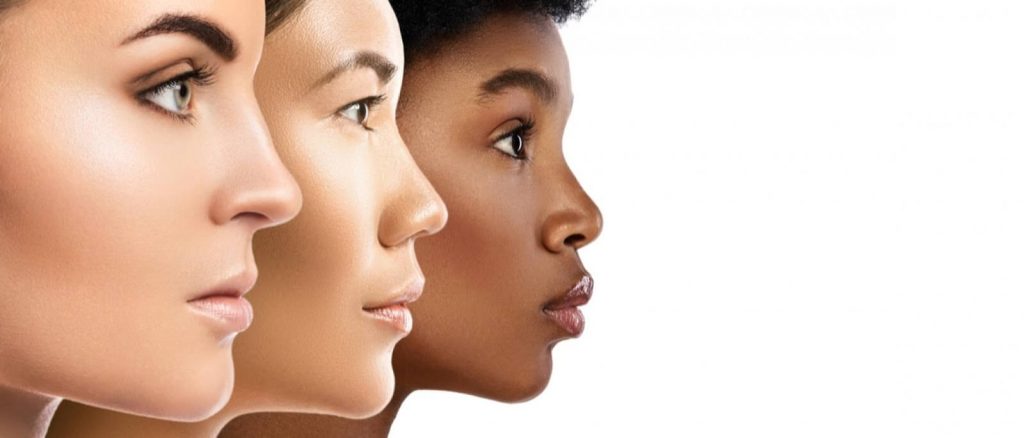 mulheres demostrando tipos de narizes negroides e caucasianos
