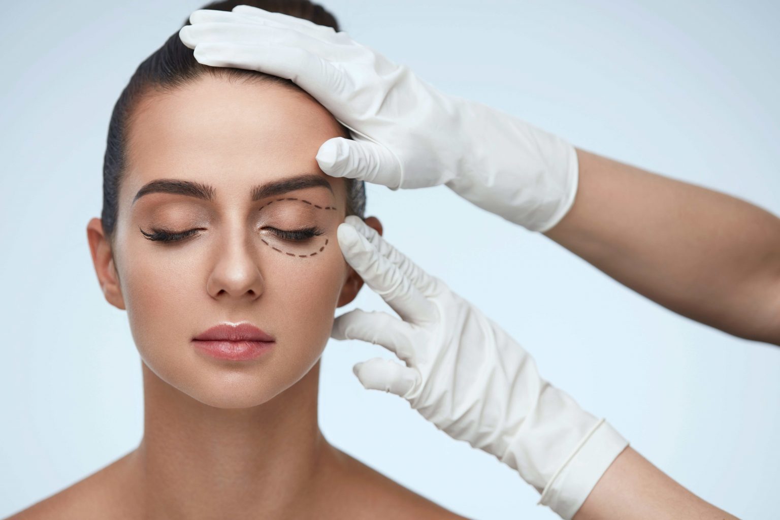 Foto doutor tocando rosto de mulher demonstrando Blefaroplastia - blefaroplastia e autoestima