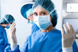 Mulher médica cirurgiã plástica com suas vestimentas
