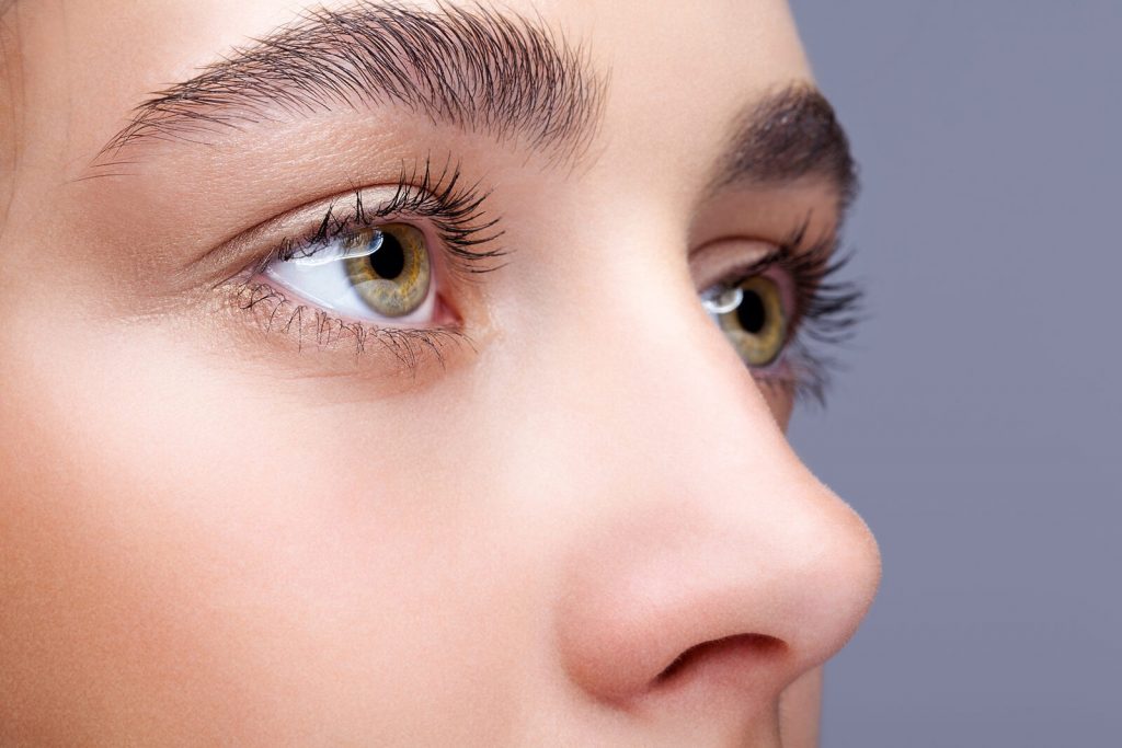 Mulher de olhos verdes com rinoplastia