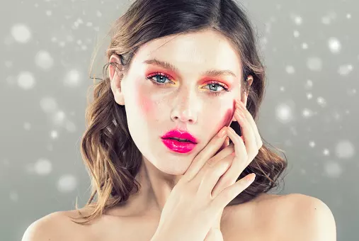mulher jovem com maquiagem rosa
