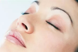 rosto-feminino-de-olhos-fechados-As-tecnicas-de-rinoplastia-estao-cada-vez-mais-aprimoradas.