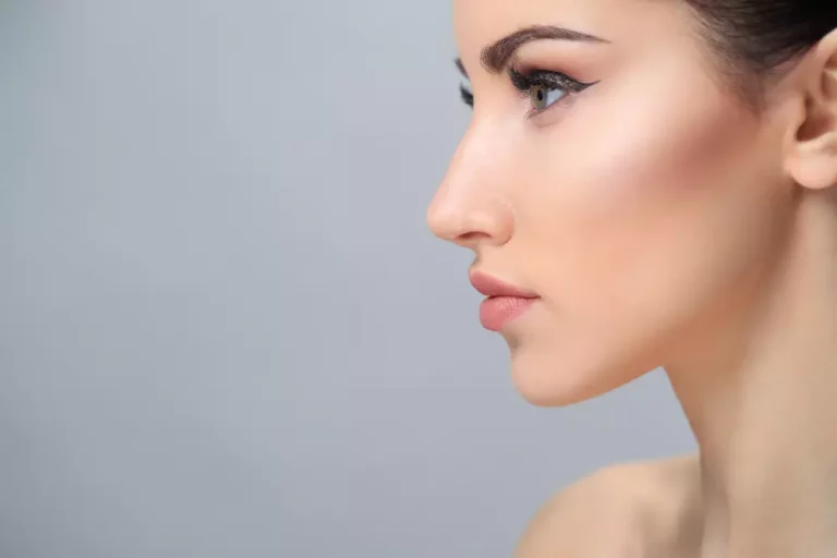rosto de mulher de perfil mostrando nariz perfeito benefícios da rinoplastia para a autoestima