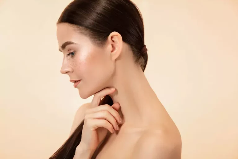 mulher-linda-de-perfil-cabelos-longos-e-nariz-bem-modelado-fundo-rosa