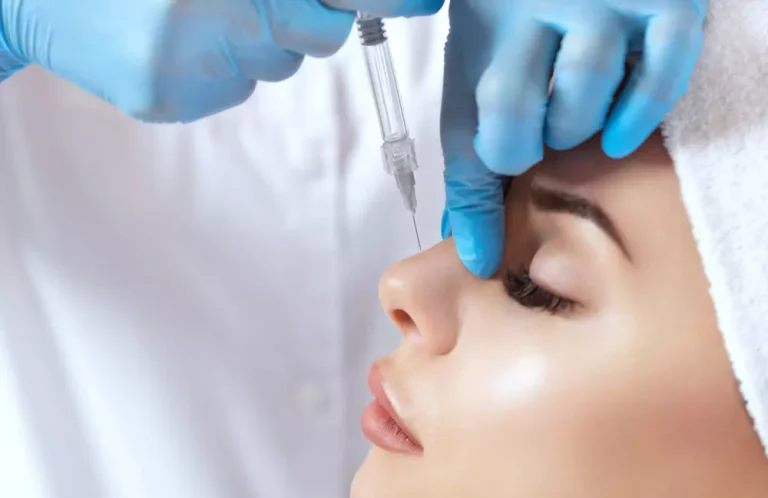mulher-sendo-submetida-rinomodelacao-maos-medico-agulha-nariz