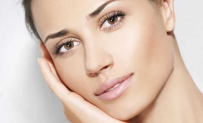5 curiosidades para quem quer fazer uma Rinoplastia mulher com a mão na lateral posição de semi perfil