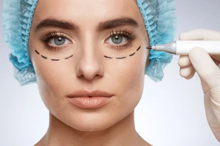 retrato-da-beleza-da-mulher-olhando-para-a-camera-conceito-de-cirurgia-plastica-estudio