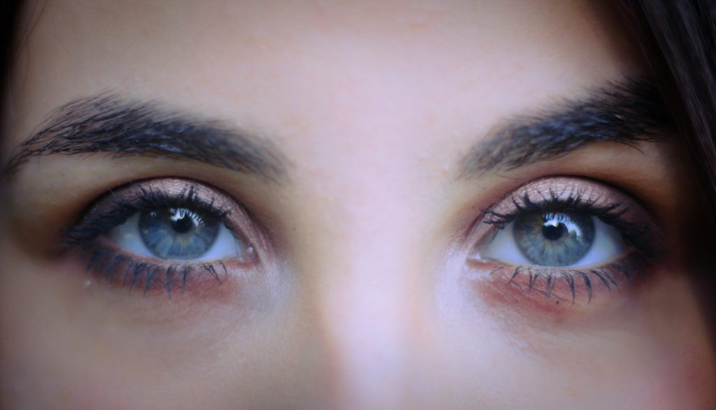 
olhos-claros-bonitos-mulher-jovem-blefaroplastia