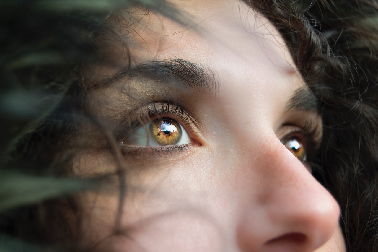 DETALHES DO ANEXO mulher-de-lado-mostrando-nariz-bonito-perfil-como-higienizar-o-nariz-apos-a-rinoplastia