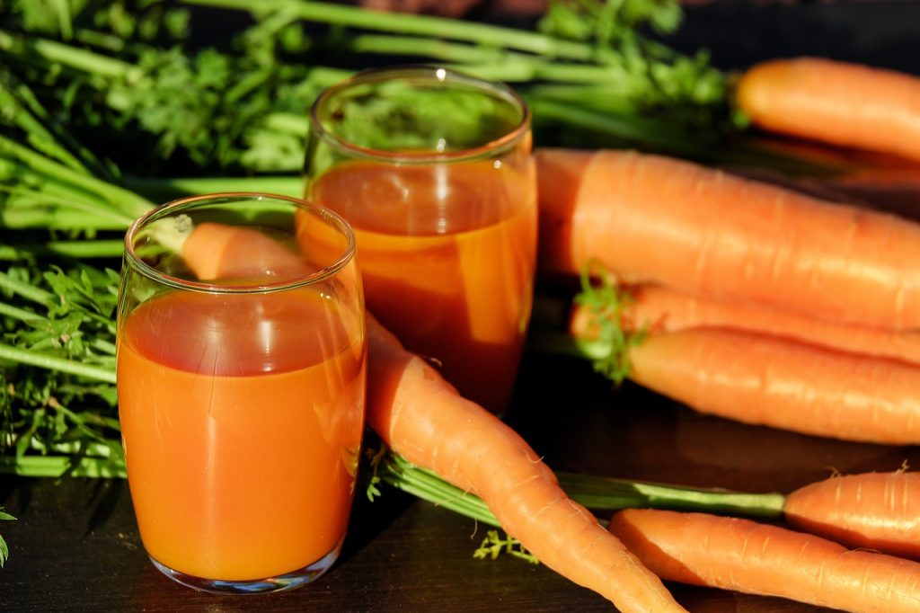 A Importância da Hidratação Após uma Cirurgia Plástica SUCO NATURAL DE CENOURA.j