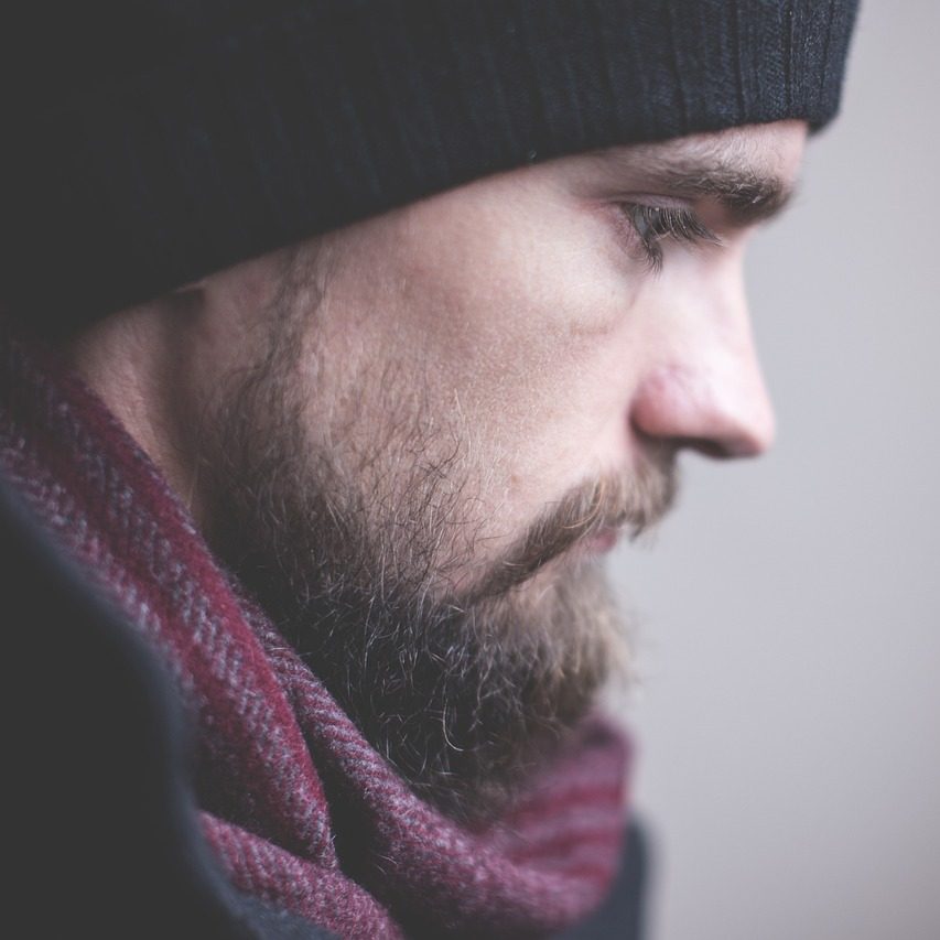 homem-de-perfil-nariz-bonito-diferenca-entre-rinoplastia-masculina-e-feminina