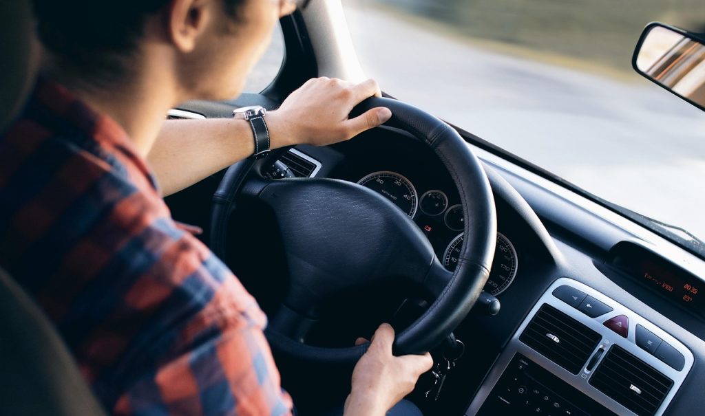 homem dirigindo carro - posso dirigir após a rinoplastia.