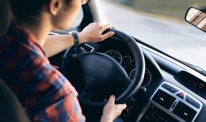 homem dirigindo carro - posso dirigir após a rinoplastia.