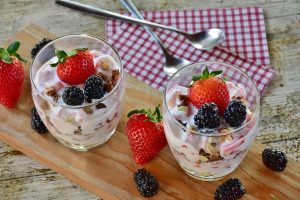 iogurte com frutas em copo de vidro - Preciso Ficar em Jejum Para Fazer Rinoplastia