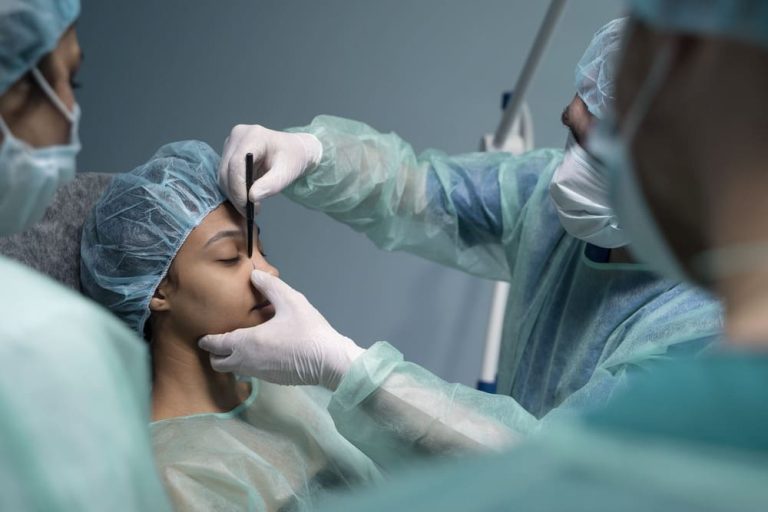Especialista em Rinoplastia examnina lateral do nariz de paciente antes da cirurgia - A Segurança da Anestesia Geral para Rinoplastia: Tudo o que Você Precisa Saber