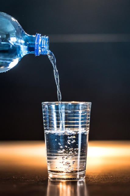 agua saindo de garrafa par copo - A Importância da Hidratação no Pós-Operatório da Rinoplastia