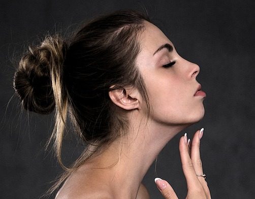 moça de perfil nariz após rinoplastia - Rinoplastia e a Importância da Umidificação Nasal no Pós-Operatório