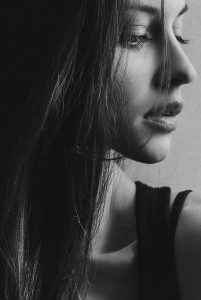 moça de perfil nariz após rinoplastia - Rinoplastia e a Importância da Umidificação Nasal no Pós-Operatório