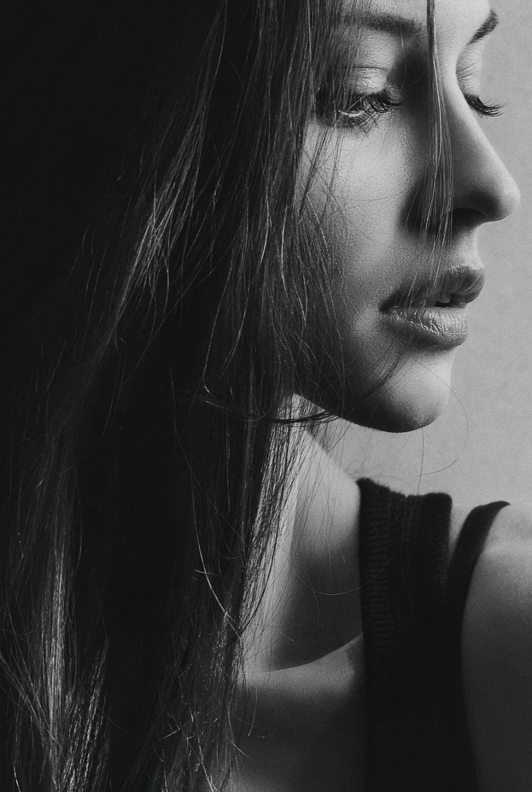 moça de perfil nariz após rinoplastia - Rinoplastia e a Importância da Umidificação Nasal no Pós-Operatório