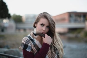 Rinoplastia-e-como-o-Frio-Ajuda-na-Recuperacao-Beneficios-Dicas-e-Cuidados-mulher-bonita-com-roupa-de-frio