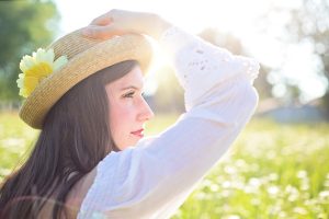 moca-bonita-de-perfil-e-chapeu-em-um-lugar-ensolarado-Por-que-nao-posso-tomar-sol-apos-a-rinoplastia-Entenda-os-riscos-e-cuidados