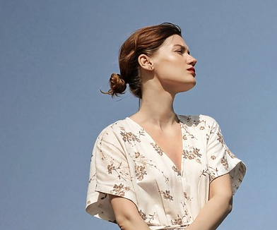 mulher bonita de perfil com vestido ao sol - Rinoplastia e Autoestima Como a Cirurgia do Nariz Pode Transformar a Vida
