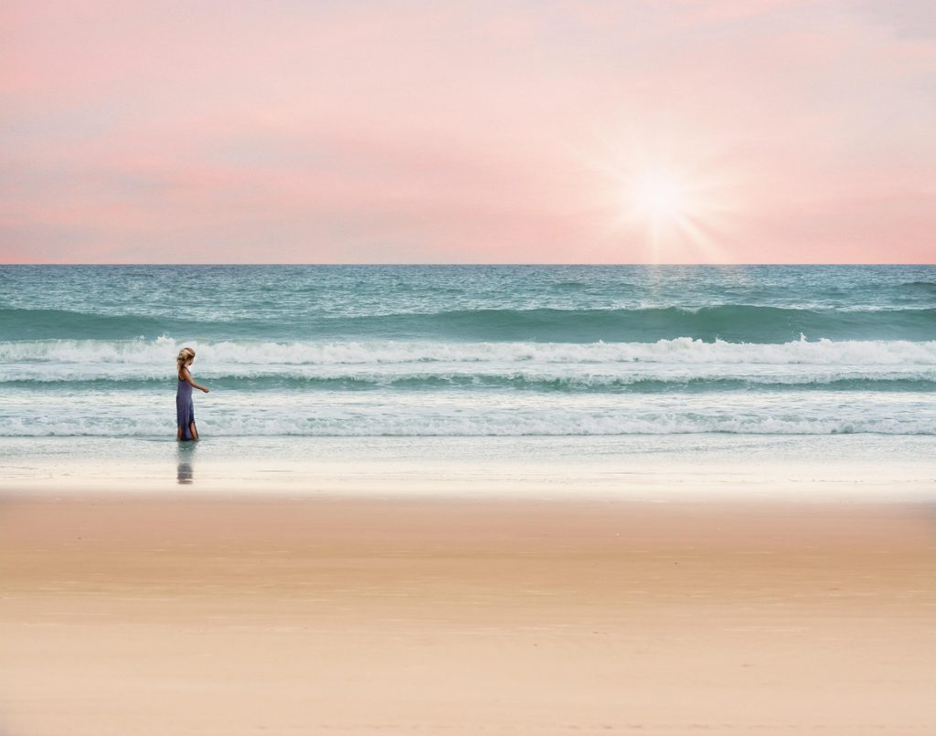 mulher-na-praia-por-do-sol-bonito-Por-que-nao-posso-tomar-sol-apos-a-rinoplastia-Entenda-os-riscos-e-cuidados