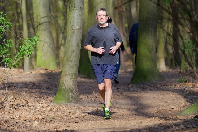 homem correndo - Cirurgias Plásticas na Terceira Idade