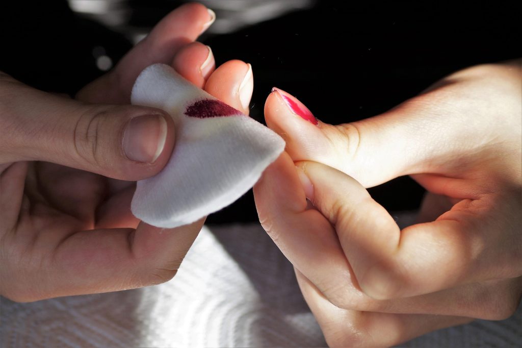 Preciso remover esmalte antes da Cirurgia Plástica