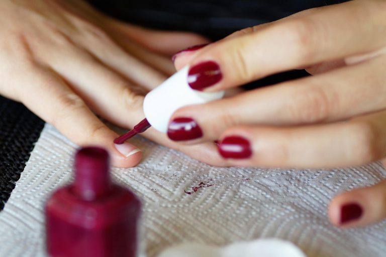 Preciso remover esmalte antes da Cirurgia Plástica